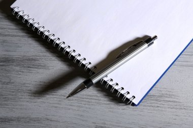 defter kalem rengi ahşap zemin ile