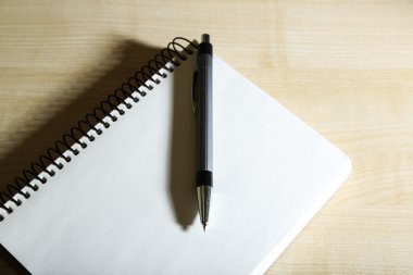 defter kalem rengi ahşap zemin ile