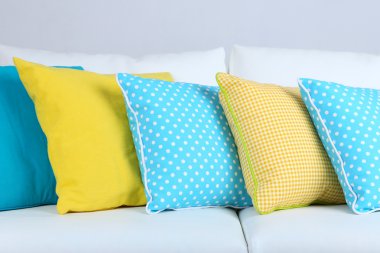 Beyaz kanepe ile oda içinde renkli yastıklar 