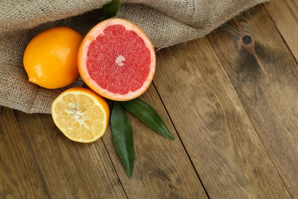 Veel rijp citrus op houten achtergrond — Stockfoto