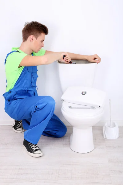 Vízvezeték-szerelő WC dugattyút a világos háttér — Stock Fotó