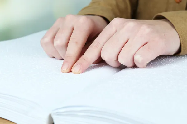 Donna cieca leggere un libro scritto in Braille — Foto Stock