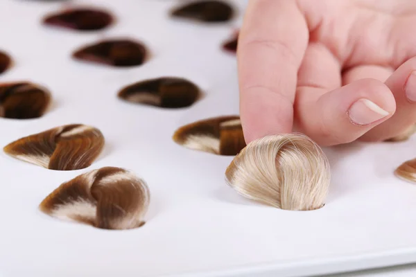 Haar monsters van verschillende kleuren op witte achtergrond — Stockfoto