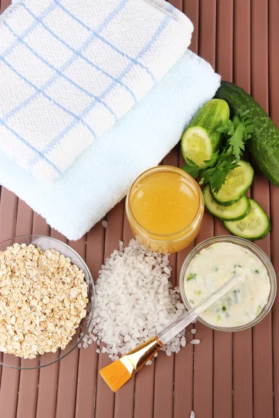 Máscaras faciales caseras con ingredientes naturales, sobre fondo de madera de color —  Fotos de Stock