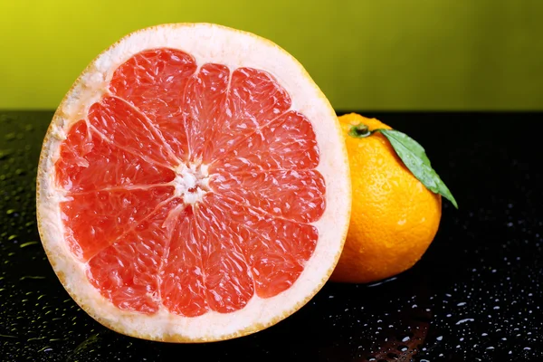 Rijpe zoete Mandarijn en grapefruit, op donkere kleur achtergrond — Stockfoto