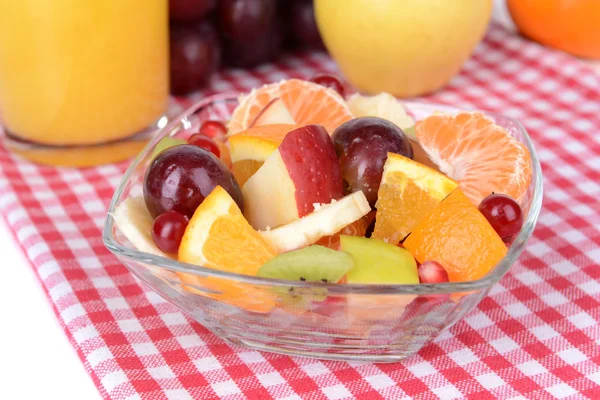 Sladké čerstvé ovoce v míse na tabulka detail — Stock fotografie