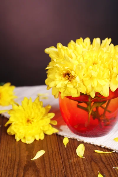 Mooie chrysant bloemen in vaas op tafel op donkere achtergrond — Stockfoto
