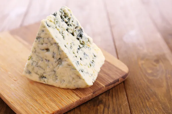 Finom kék sajt, a fából készült asztal — Stock Fotó
