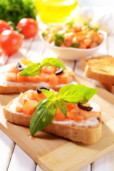 Deliziosa bruschetta con pomodori sul tagliere primo piano — Foto Stock