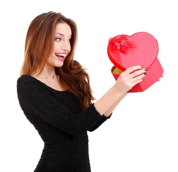 Donna attraente con scatola regalo in forma di cuore, isolato su bianco — Foto Stock