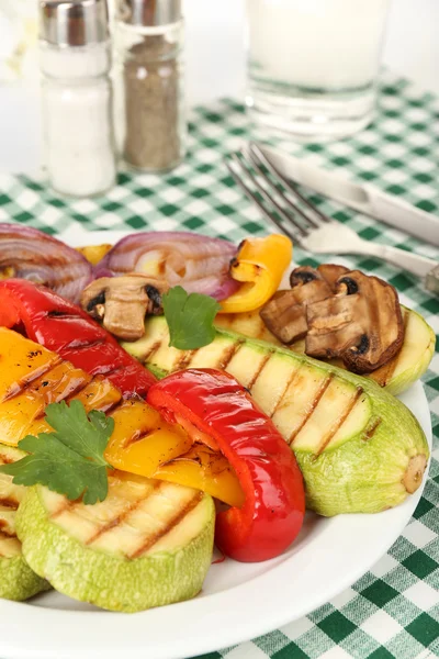 Läckra grillade grönsaker på tallriken på bordet närbild — Stockfoto