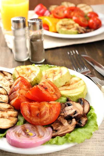 Deliciosas verduras a la parrilla en el plato en primer plano de la mesa —  Fotos de Stock