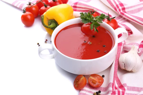 Chutná rajská polévka a zeleniny, izolované na bílém — Stock fotografie
