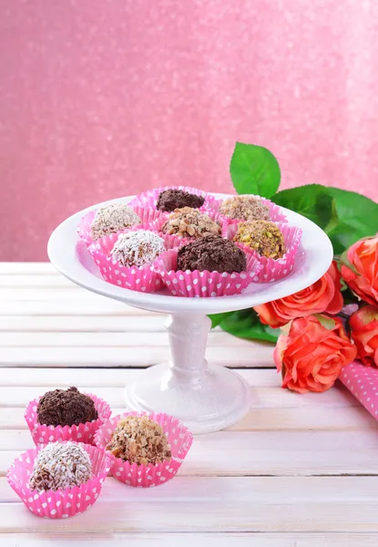 Sada na čokoládové bonbony na stůl na růžovém pozadí — Stock fotografie