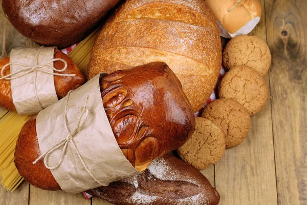 Produtos de padaria em mesa de madeira — Fotografia de Stock