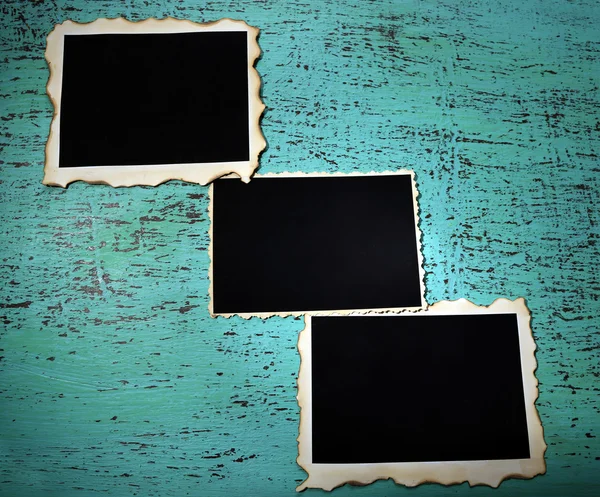 Fotos antiguas en blanco sobre fondo de madera de color — Foto de Stock