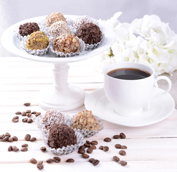 Set di caramelle al cioccolato sul tavolo su sfondo chiaro — Foto Stock