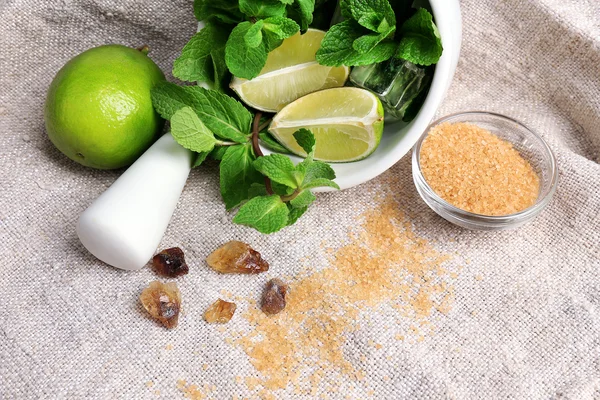 Ingredientes para limonada sobre mesa de madera —  Fotos de Stock
