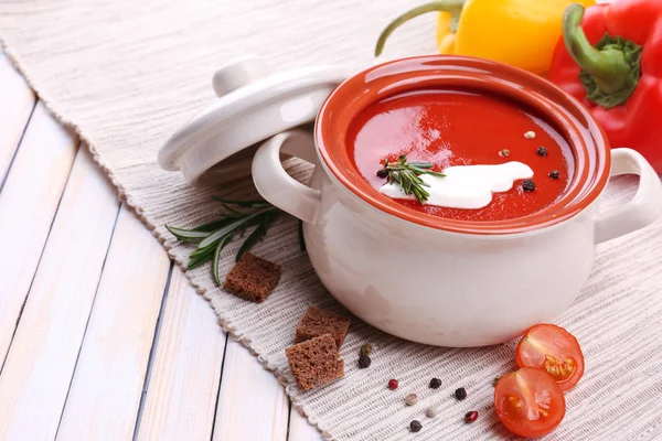 ซุปมะเขือเทศอร่อยและผักบนโต๊ะไม้ — ภาพถ่ายสต็อก