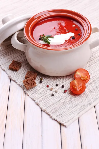 Gustosa zuppa di pomodoro sul tavolo di legno — Foto Stock