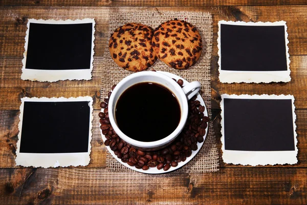 Taza de café, galletas y viejas fotos en blanco, sobre fondo de madera — Foto de Stock