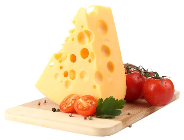 Pedaço de queijo e tomate, sobre tábua de madeira, isolado sobre branco — Fotografia de Stock