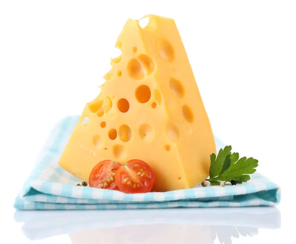Pedazo de queso y tomates, en servilleta de color, aislado en blanco — Foto de Stock