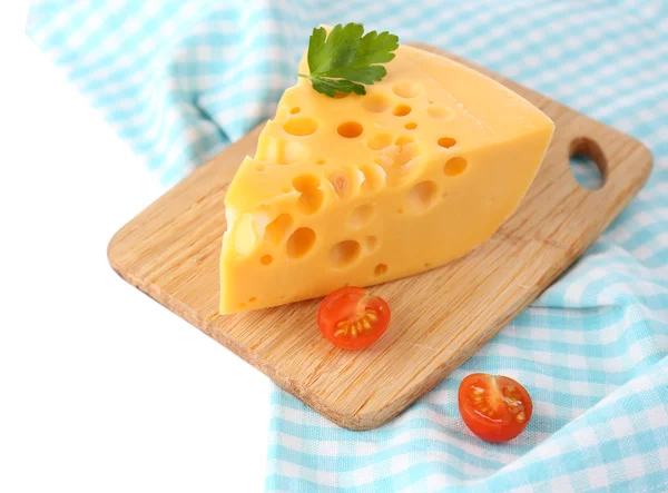 Stuk kaas en tomaten, op houten bord, geïsoleerd op wit — Stockfoto
