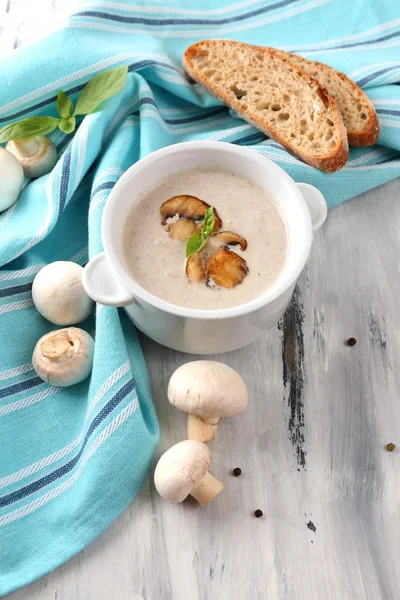 Sopa de cogumelos no pote branco, no guardanapo, no fundo de madeira — Fotografia de Stock