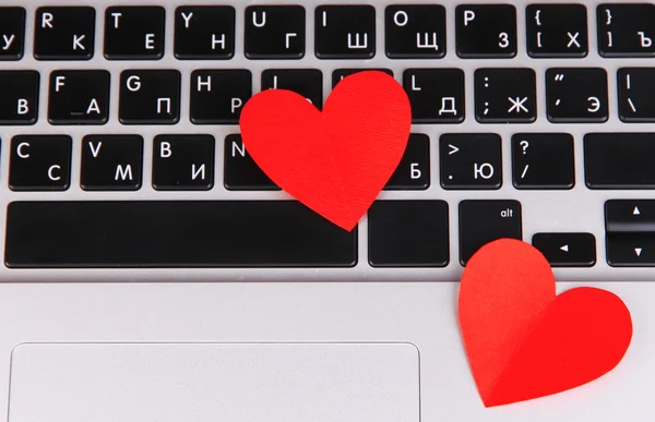 Czerwone serca na klawiaturze komputera z bliska — Zdjęcie stockowe