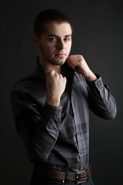 Guapo joven sobre fondo oscuro —  Fotos de Stock