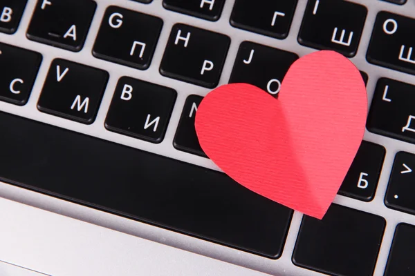 Corazón rojo en el teclado de la computadora de cerca —  Fotos de Stock