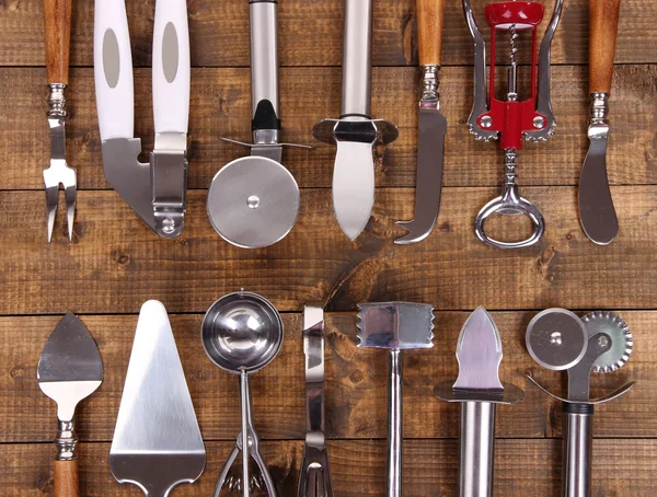 Utensílios de cozinha de metal na mesa de close-up — Fotografia de Stock