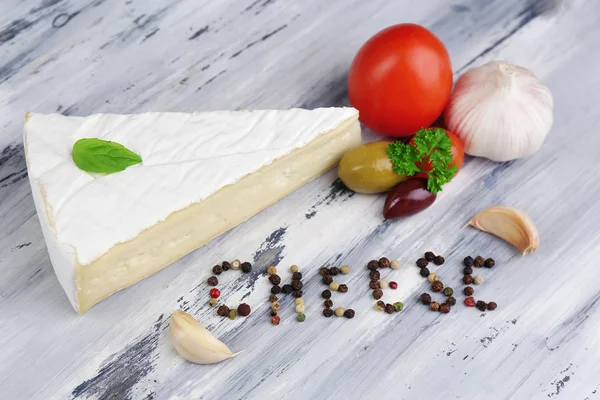 Schmackhafter italienischer Käse auf Holztisch — Stockfoto