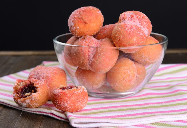 Läckra kakor persikor på bordet på svart bakgrund — Stockfoto
