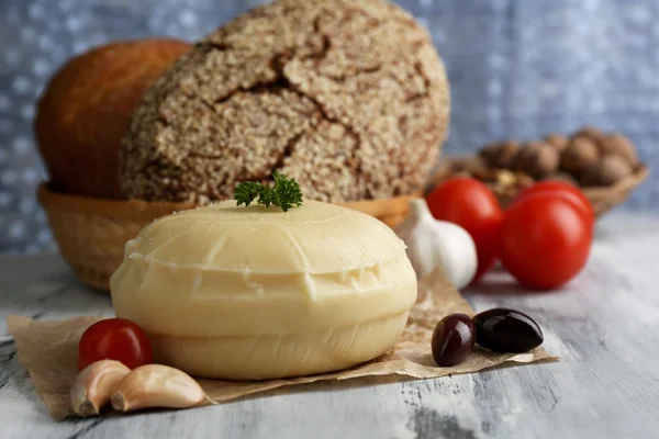 木製のテーブルに美味しいイタリアのチーズ — ストック写真