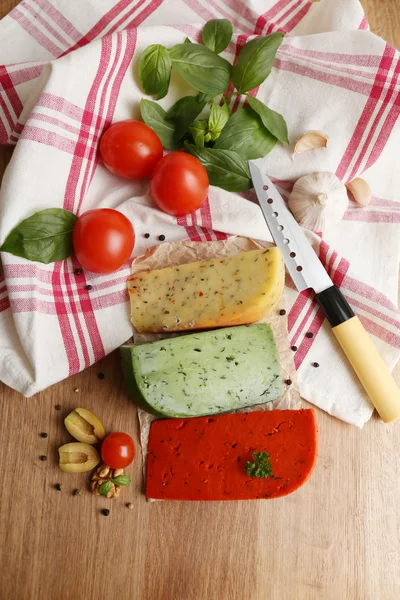 Různé italský sýr na dřevěný stůl — Stock fotografie