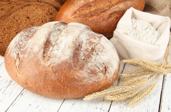 Rågbröd med mjöl på bordet på nära håll — Stockfoto