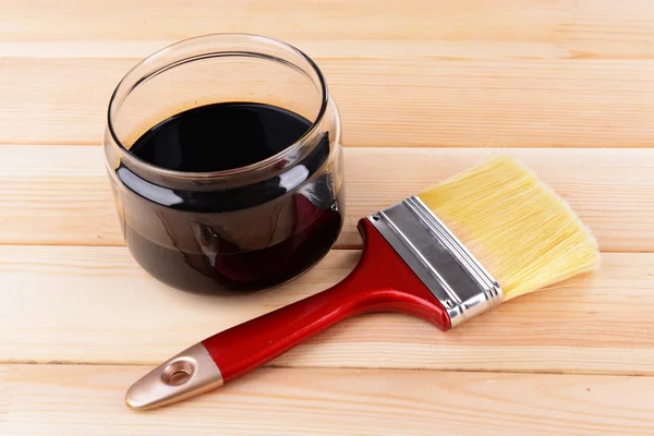 Applying protective varnish to wooden board close-up — Stock Photo, Image