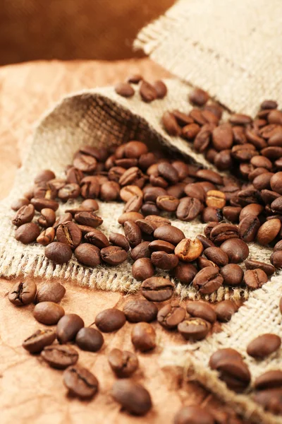 Chicchi di caffè sul tavolo primo piano — Foto Stock