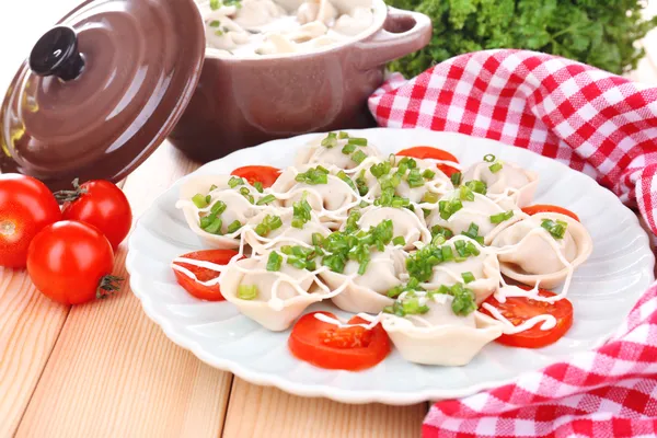 Fleischknödel - russisch gekochte Pelmeni aus nächster Nähe — Stockfoto