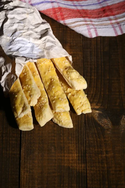 Pão paus no guardanapo no fundo de madeira — Fotografia de Stock