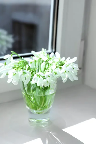 Beaux bouquets de gouttes de neige dans des vases sur le rebord de la fenêtre — Photo