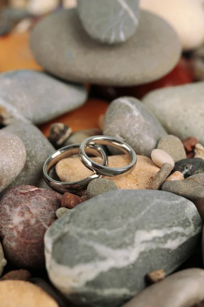 Anéis de casamento em rochas close-up — Fotografia de Stock