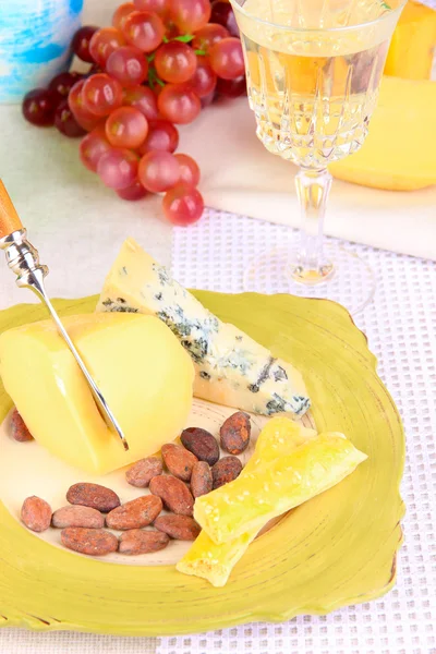 Ποτήρι τυριού, σταφύλι και ποτήρι κρασιού στο τραπέζι, σε ελαφρύ φόντο — Φωτογραφία Αρχείου