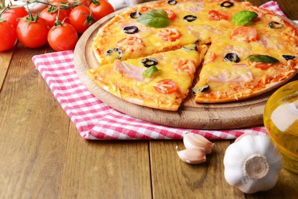 Smaczne pizze na stół szczegół — Zdjęcie stockowe