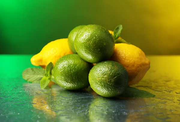 Лимоны и лаймы на ярком фоне — стоковое фото