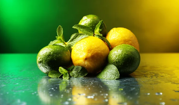 Citroner och limefrukter på ljus bakgrund — Stockfoto