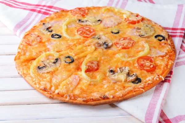 Smakelijke pizza op tabel close-up — Stockfoto