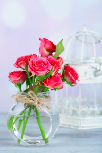 Vackra små rosa rosor, på ljus bakgrund — Stockfoto